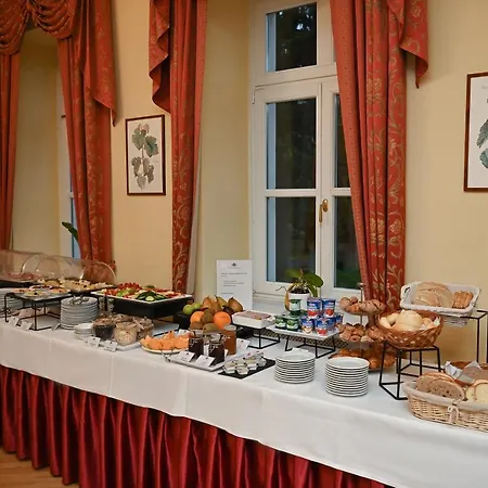 Castle Grof Degenfeld 4* 타칼