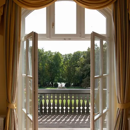 Castle Grof Degenfeld Superior מלון 4*
