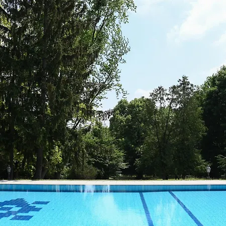 מלון Castle Grof Degenfeld Superior 4*